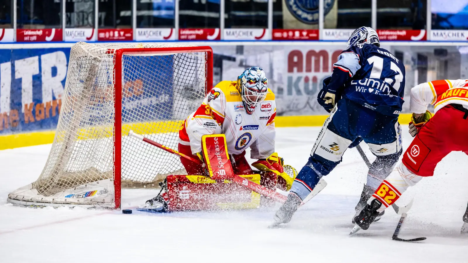 Haarscharf scheiterte der Weidener Constantin Vogt (Mitte) in dieser Szene am Kaufbeuerner Goalie Daniel Fießinger. (Bild: Tobias Neubert)