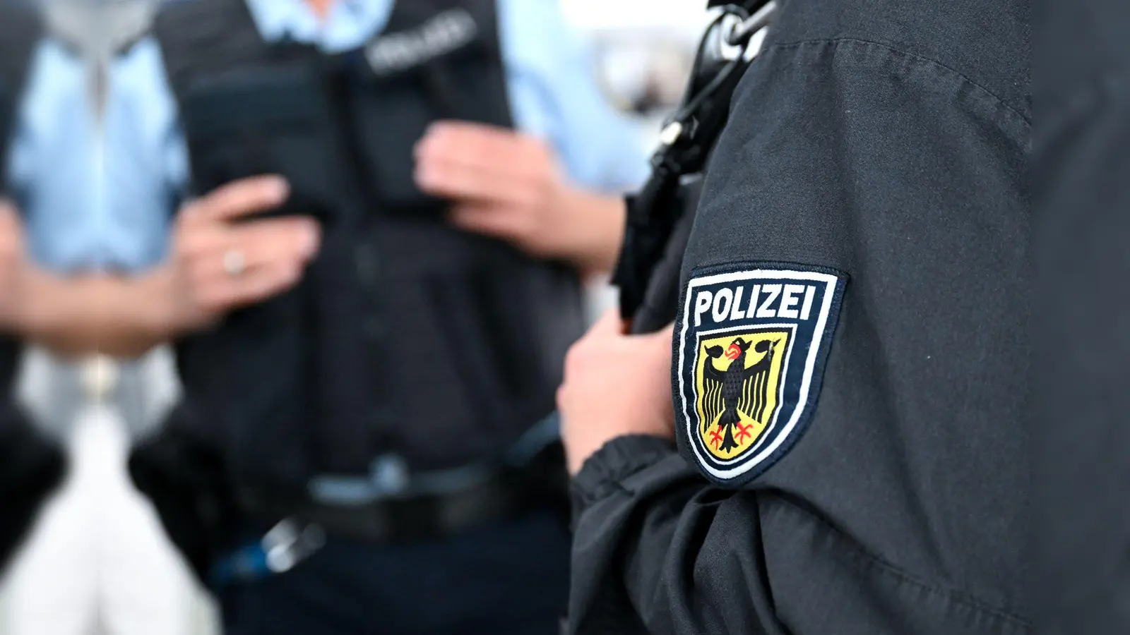 Ein stark unterkühlter Ägypter hatte sich auf der Ladefläche eines Lastwagens auf der A 6 versteckt, wie die Bundespolizei berichtet. (Symbolbild: Sven Hoppe/dpa)