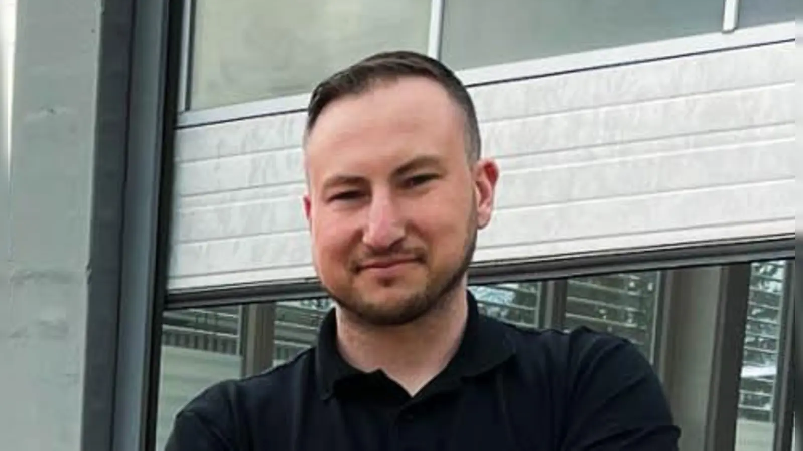 Christian Klein vor seinem BMW. Das Auto baut er derzeit um, ein V12-Biturbo-Motor mit rund 1 500 PS soll darin Platz finden. (Bild: Leon Karwath)