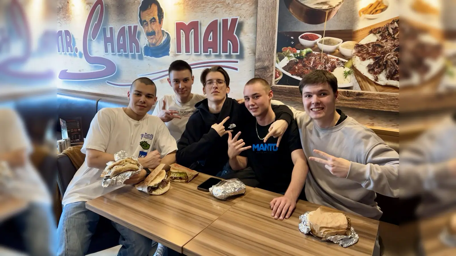 Die ersten Gäste freuen sich über ihren Döner für einen Cent. (Bild: mcl)