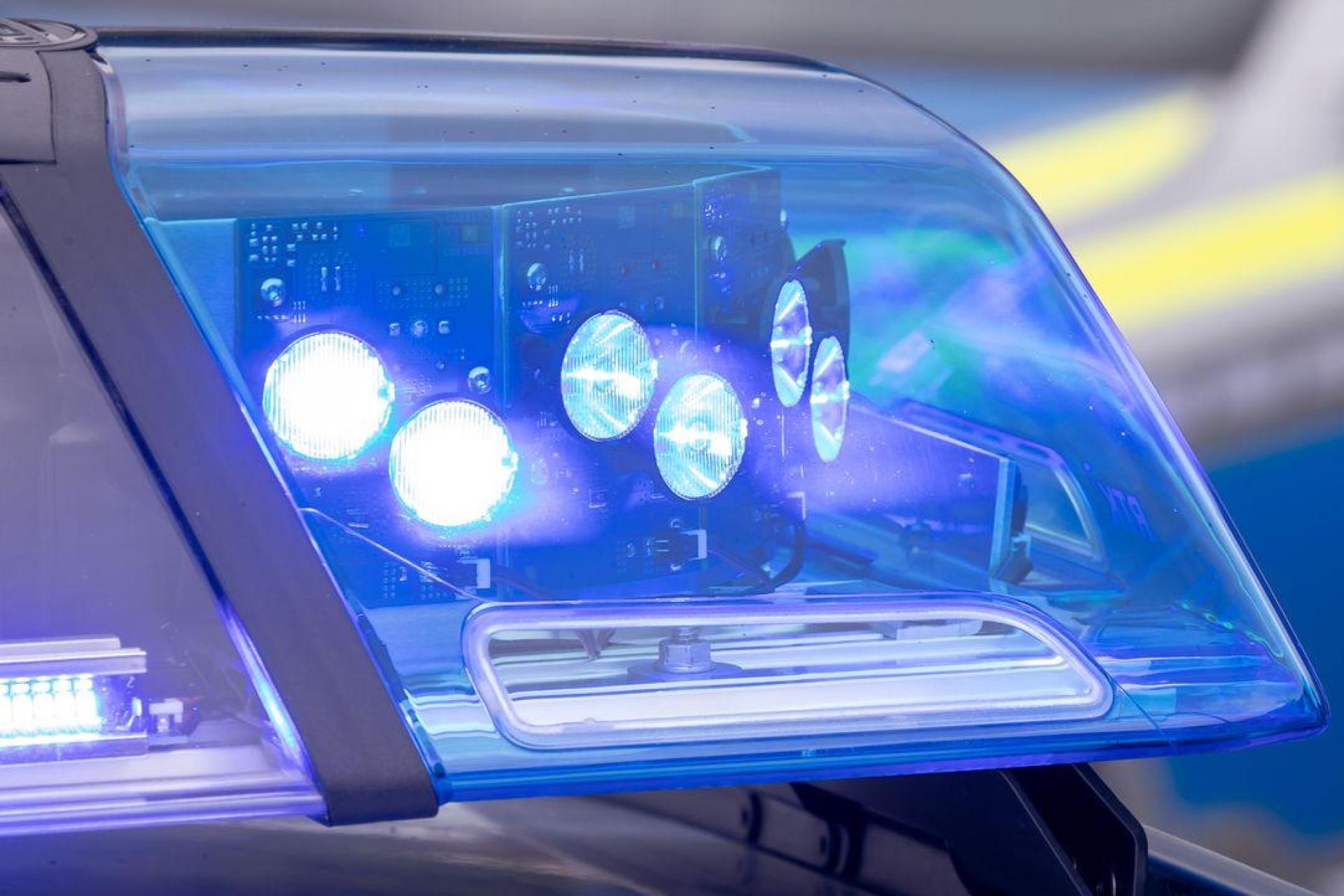 Am Wochenende kam es in Eschenbach und Weiden zu mehreren Verkehrsverstößen und einer Unfallflucht.  (Symbolbild: Daniel Karmann/dpa)