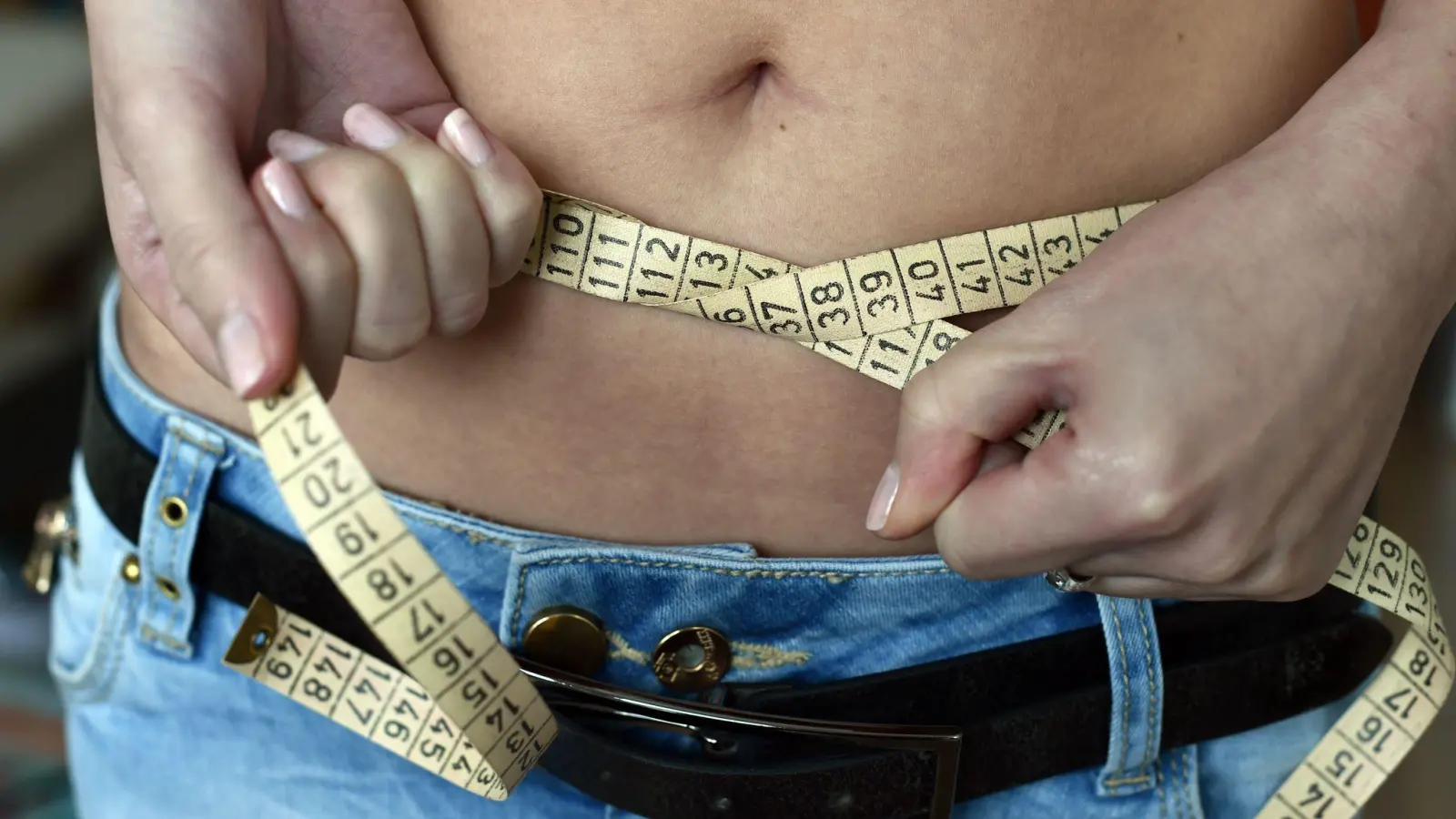 Essstörungen wie Magersucht, Bulimie und Binge Eating nehmen nach Daten der Krankenkasse KKH stark zu - vor allem unter 12- bis 17-jährigen Mädchen. (Symbolbild: Jens Kalaene/dpa-Zentralbild/dpa)