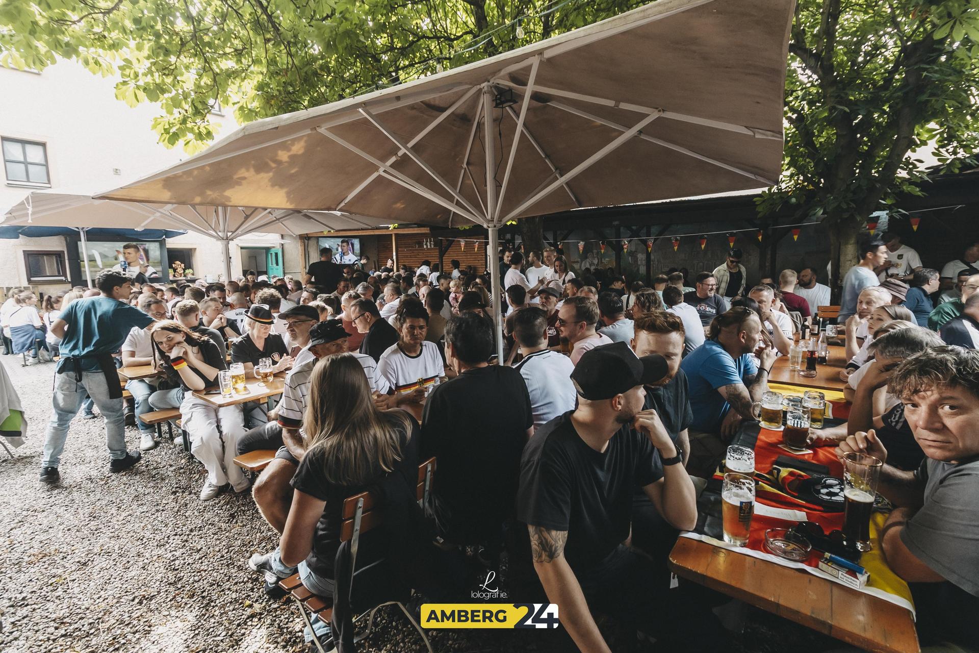 Die deutschen Fans hatten bis zum Ausscheiden des Teams Spaß und fieberten mit.  (Bild: Lolografie)