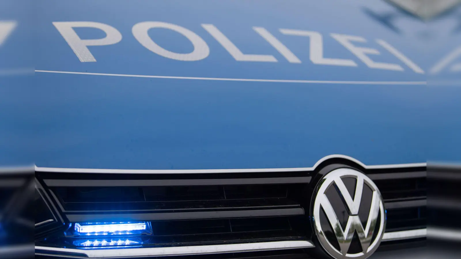Ein Verkehrsteilnehmer beschädigt in Weiden einen Metallpfosten und flüchtet. Dank eines aufmerksamen Zeugen kann die Polizei den Fahrer ermitteln. (Symbolbild: Lino Mirgeler/dpa)