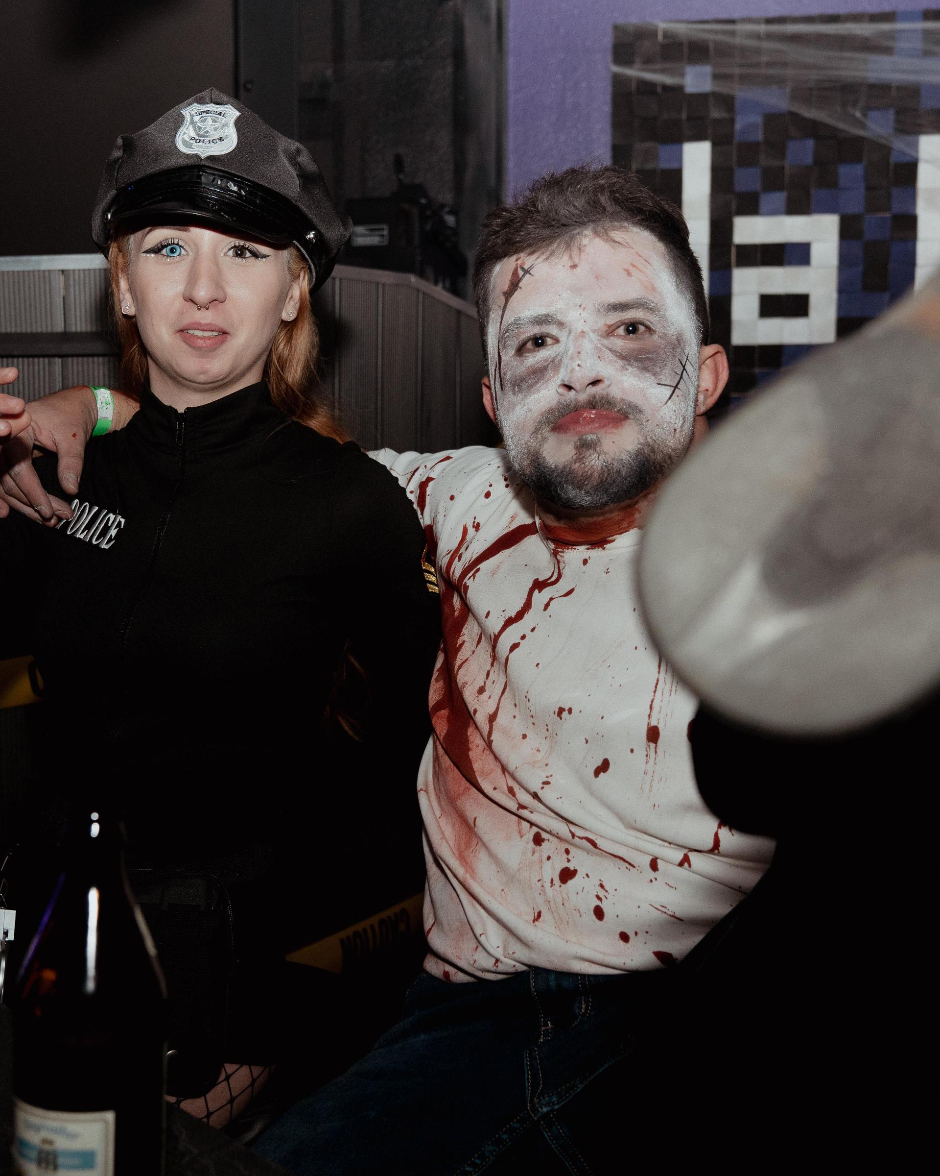 Im Labelle in Waidhaus waren am Freitag die Zombies, Teufel und Geister unterwegs und gaben zur Musik von DJ Michael B. zusammen Vollgas. (Bild: Timo Kraus)