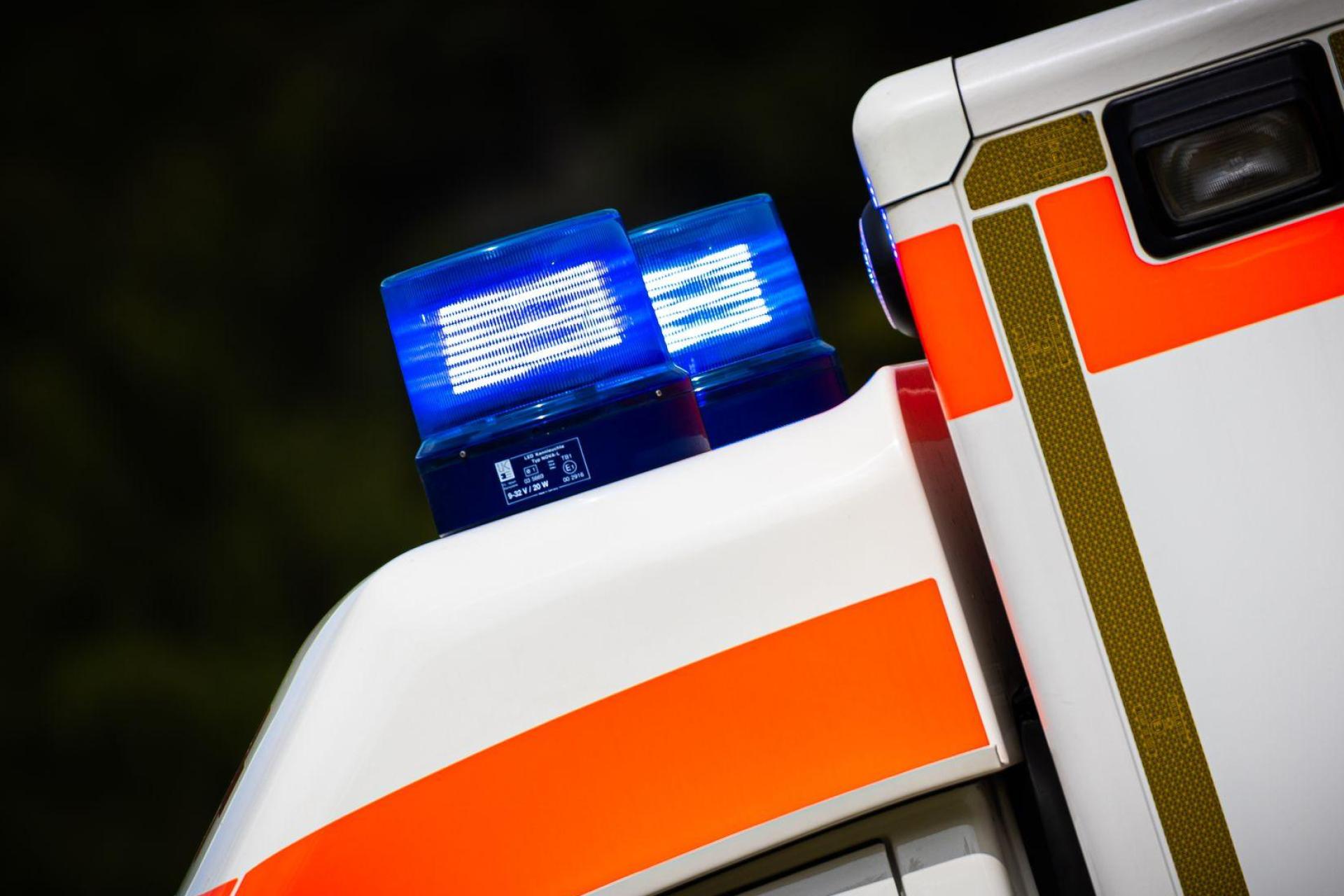 Ein 37-jähriger Radfahrer stürzt in Floß und wird schwer verletzt ins Krankenhaus gebracht. (Symbolbild: Moritz Frankenberg/dpa)