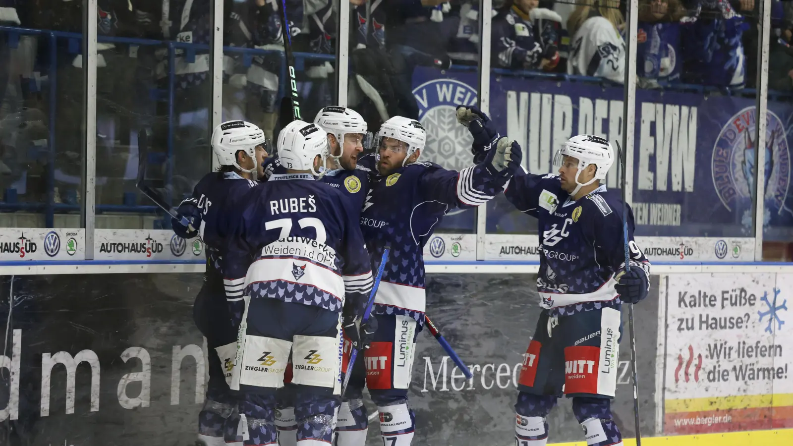 Die Blue Devils wollen auch im Viertelfinale jubeln. Gegner in der „Best-of-7”-Serie ist ab Freitag der EC Peiting. (Archivbild: Tobias Neubert)