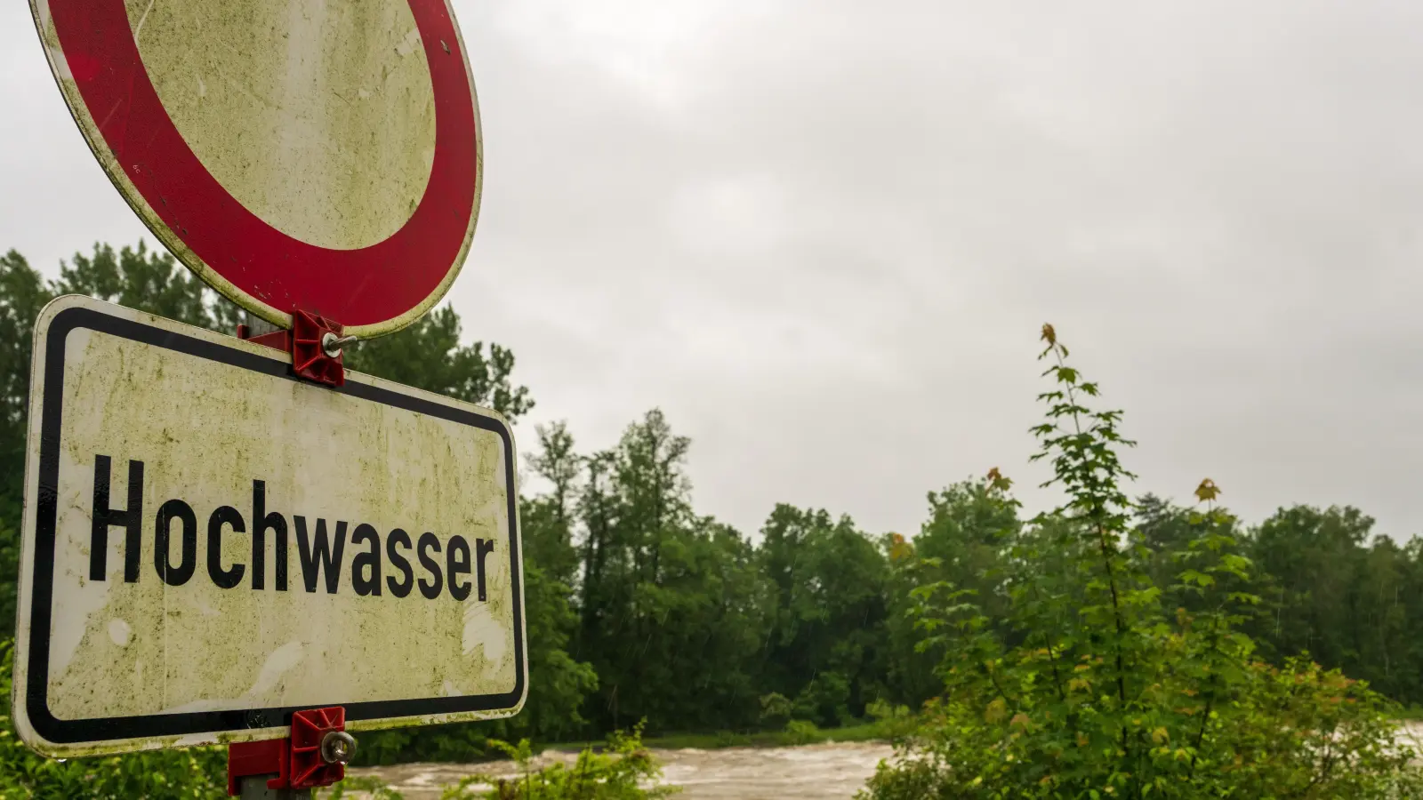 Die Oberpfalz kommt bei diesem Hochwasser wohl glimpflich davon. (Symbolbild: Stefan Puchner /dpa)