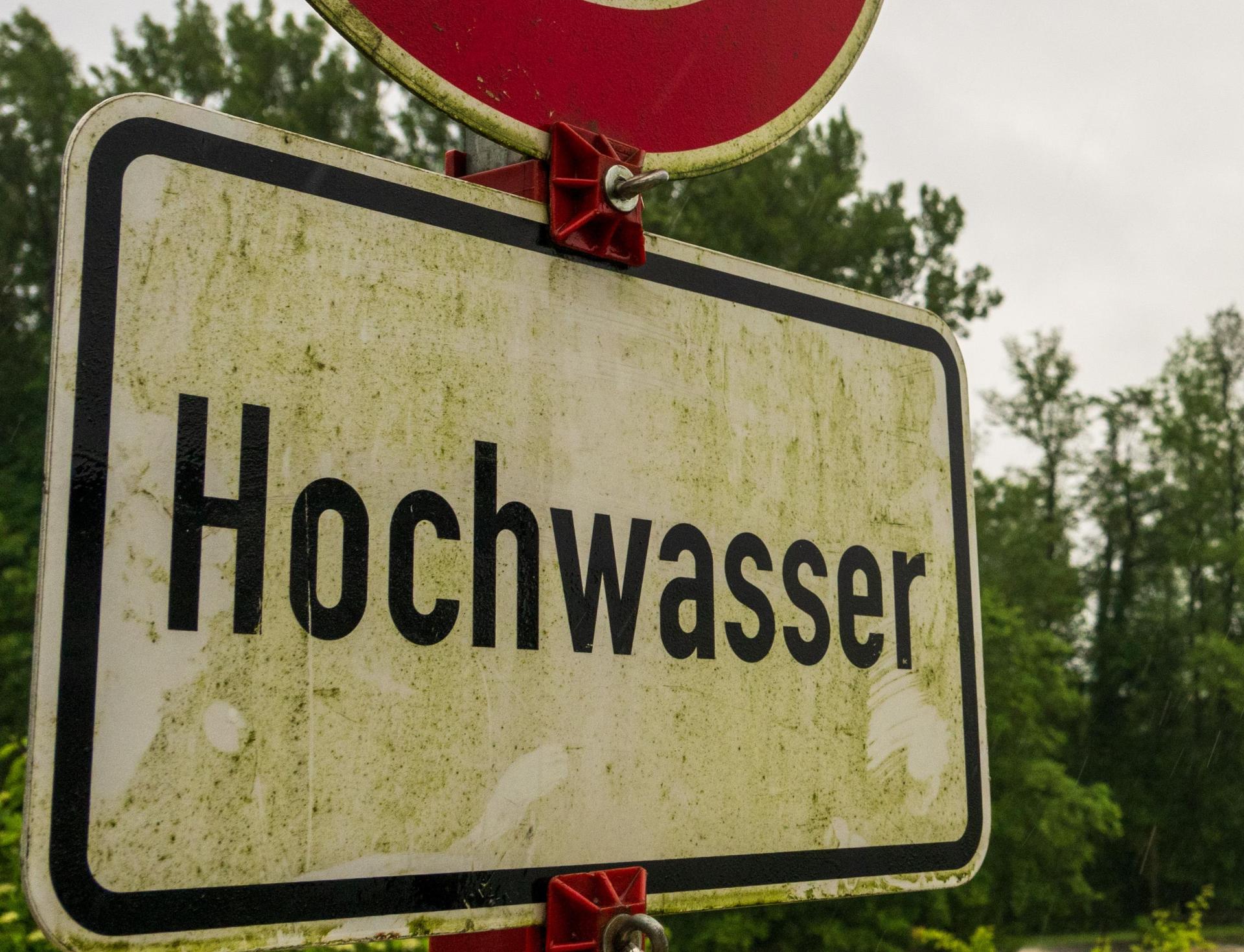An der Donau ist die Zufahrt wegen Hochwassers gesperrt. Nach den ergiebigen Regenfällen der letzten Tage wird Hochwasser erwartet. (Symbolbild: Stefan Puchner /dpa)