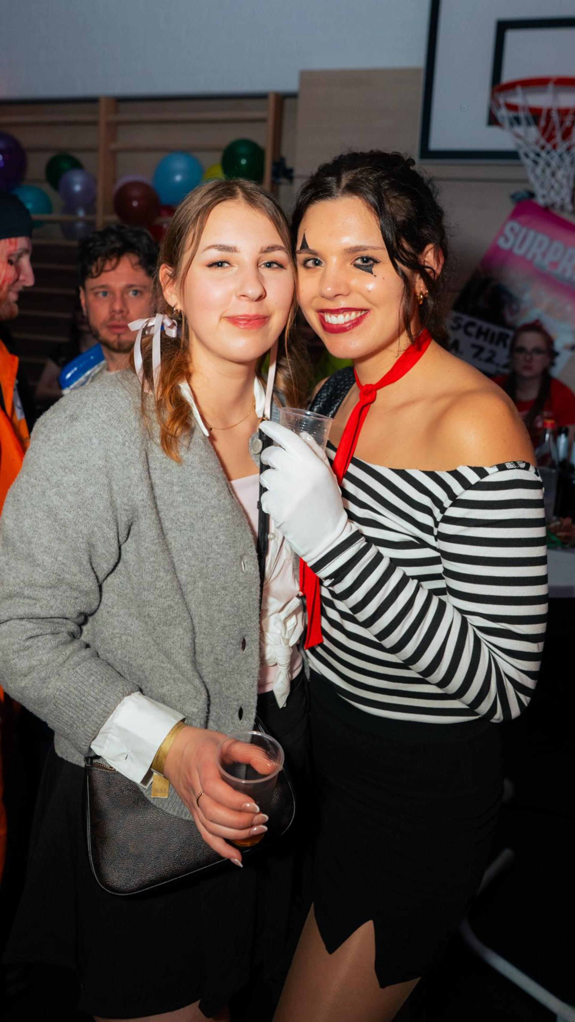 Am Sportlerball in Schirmitz gings mit Vollgas weiter im Faschingstreiben.  (Bild: Hannes Stock)