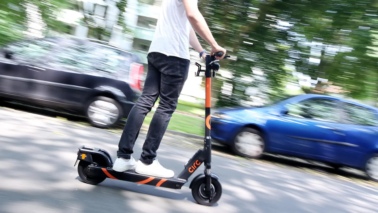 Die beliebten E-Scooter dürfen nur mit einem gültigen Versicherungskennzeichen gefahren werden. (Symbolbild: Roland Weihrauch/dpa)