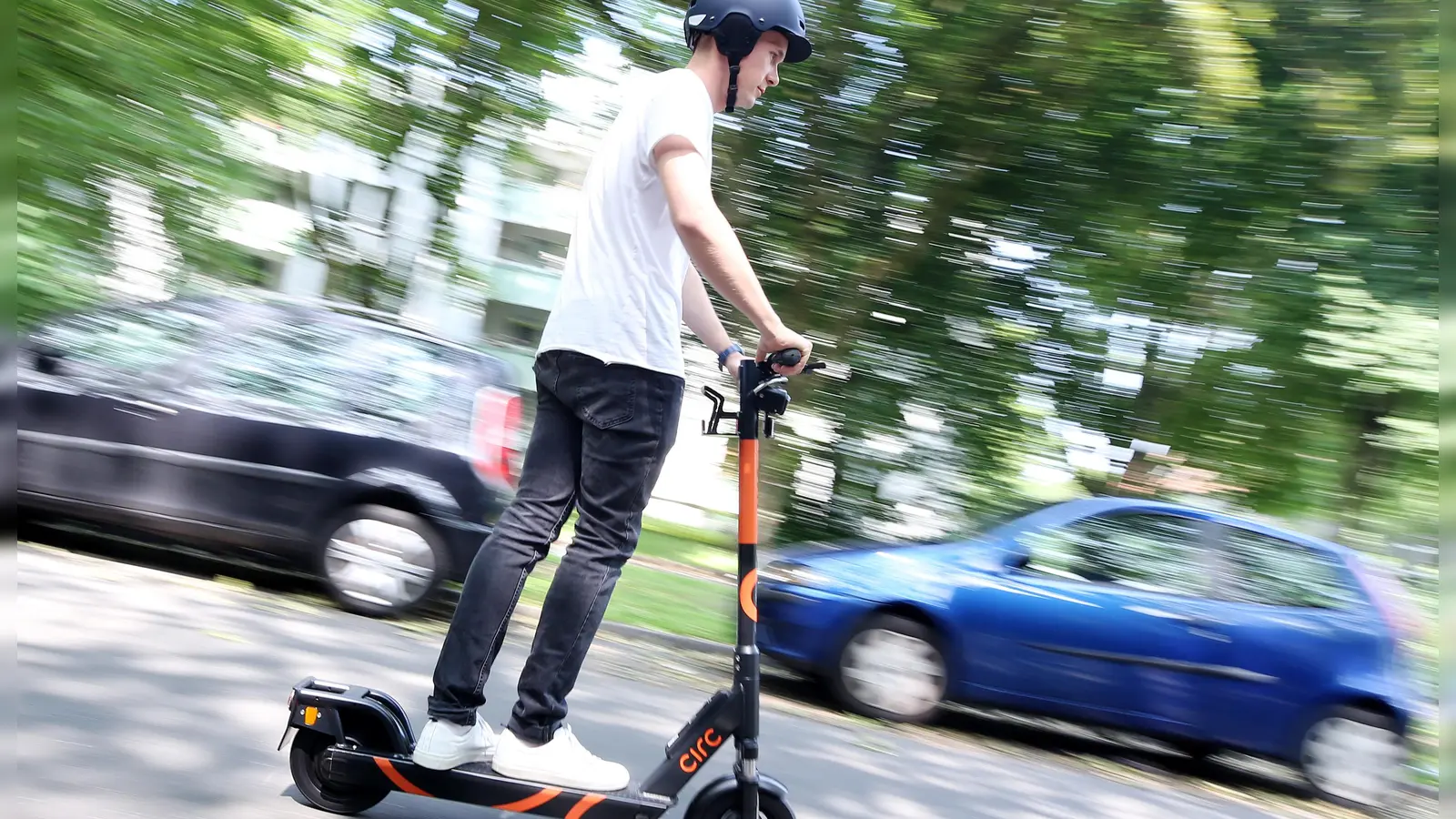 Die beliebten E-Scooter dürfen nur mit einem gültigen Versicherungskennzeichen gefahren werden. (Symbolbild: Roland Weihrauch/dpa)