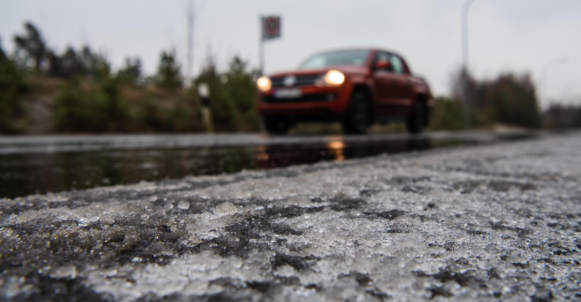 Aufgrund von Glätte ist derzeit ein Teil der Autobahn von Pilsen nach Waidhaus gesperrt. (Symbolbild: Nicolas Armer/dpa)
