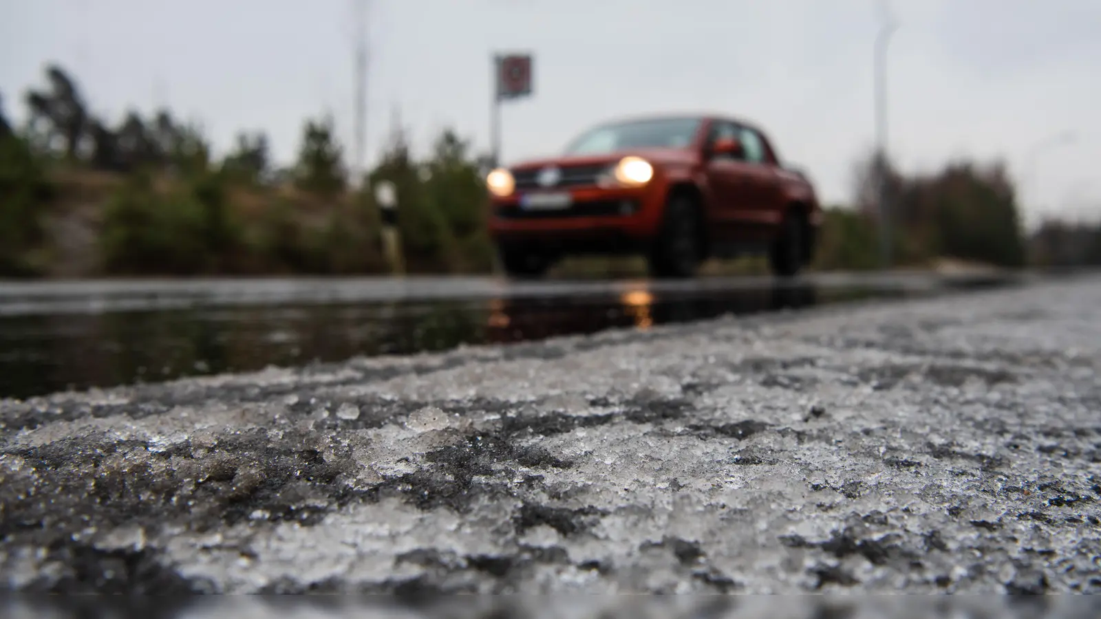 Gefrierender Regen bringt am Mittwoch einige Fußgänger in Weiden und im Kreis Neustadt/WN zu Fall. Schwere Verkehrsunfälle bleiben zum Glück aus.  (Bild: Nicolas Armer/dpa)