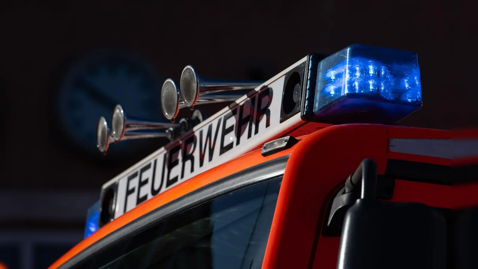 In einem brennenden Haus wird ein toter Mensch gefunden. (Symbolbild) (Bild: Marijan Murat/dpa)