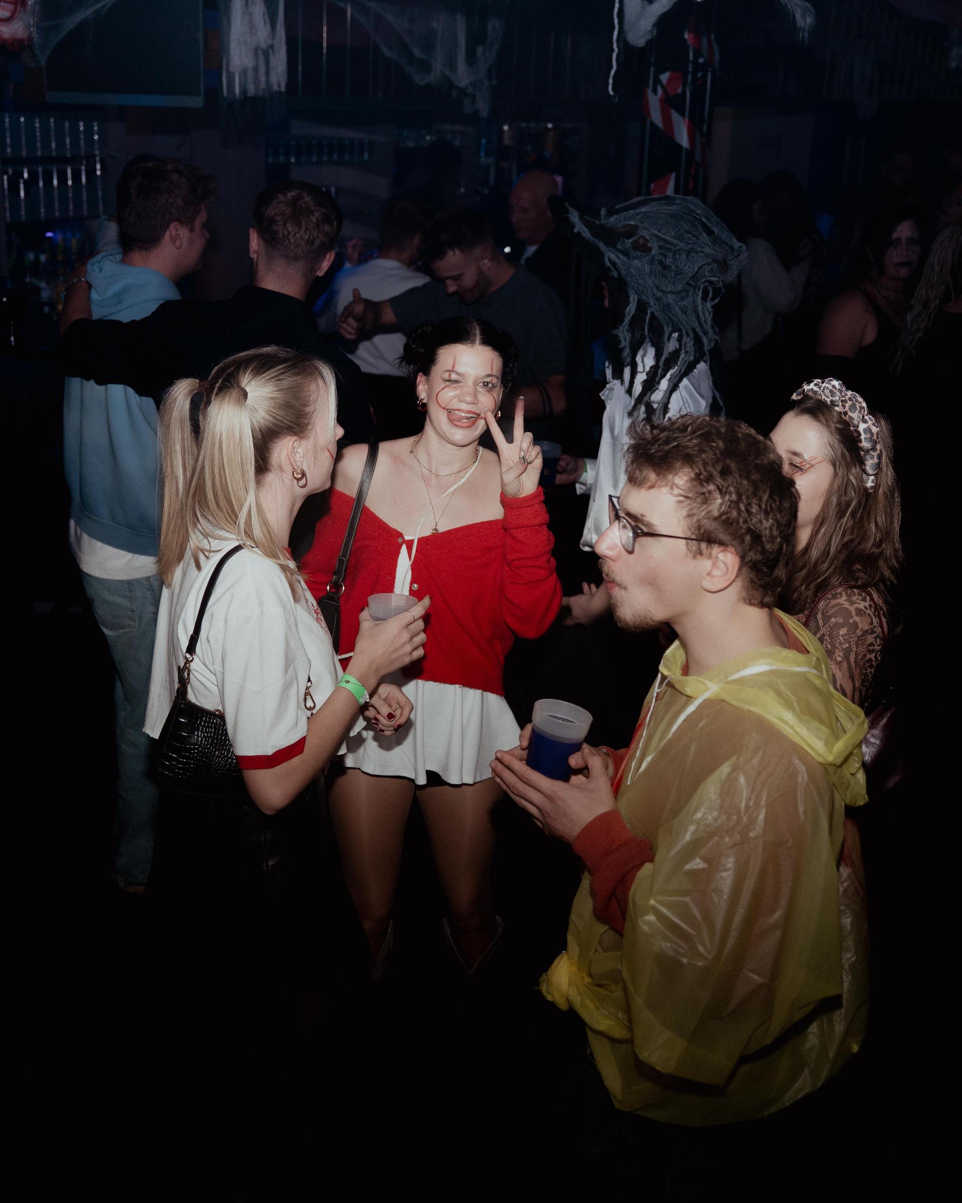 Im Labelle in Waidhaus waren am Freitag die Zombies, Teufel und Geister unterwegs und gaben zur Musik von DJ Michael B. zusammen Vollgas. (Bild: Timo Kraus)