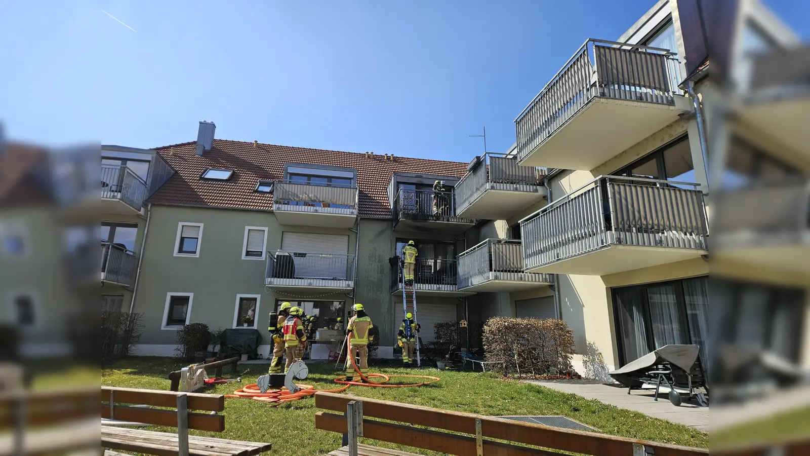 Ein Balkonbrand im Regensburger Stadtteil Reinhausen konnte durch schnelles Eingreifen der Feuerwehr eingedämmt werden. (Bild: Berufsfeuerwehr Regensburg)