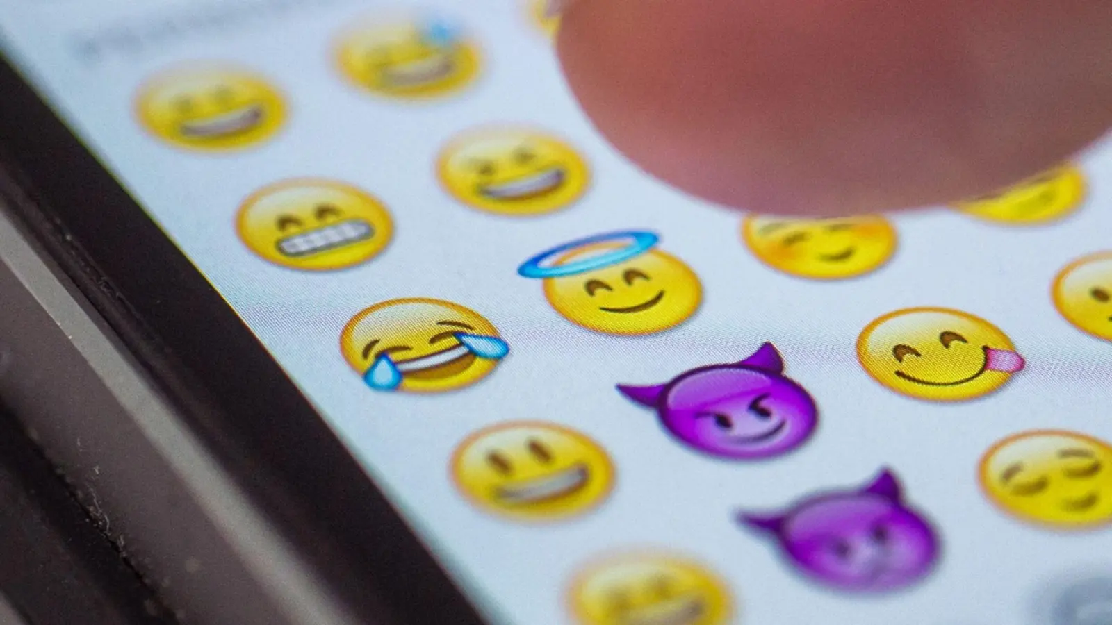 Auch im ersten Quartal 2025 gibt es wieder neue Emojis.  (Symbolbild: picture alliance / Matthias Balk/dpa)