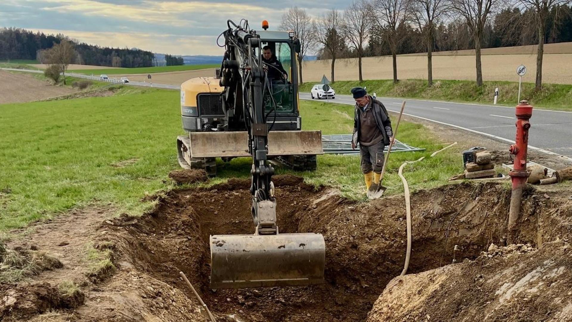 Seit der vergangenen Woche laufen in Theisseil die Arbeiten an den gebrochenen Wasserleitungen.  (Bild: Gabi Schönberger)