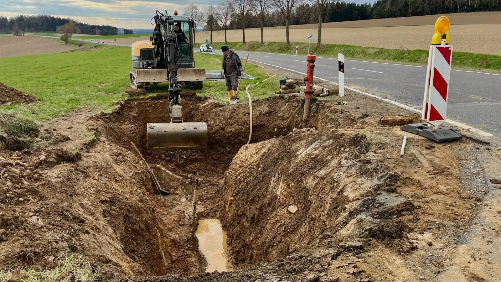 Seit der vergangenen Woche laufen in Theisseil die Arbeiten an den gebrochenen Wasserleitungen.  (Bild: Gabi Schönberger)