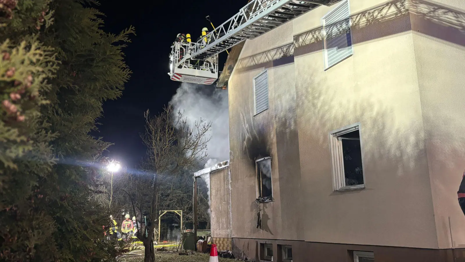 Die Löscharbeiten dauerten bis in den späten Abend an. (Bild: Kevin Weddig/NEWS5/dpa)