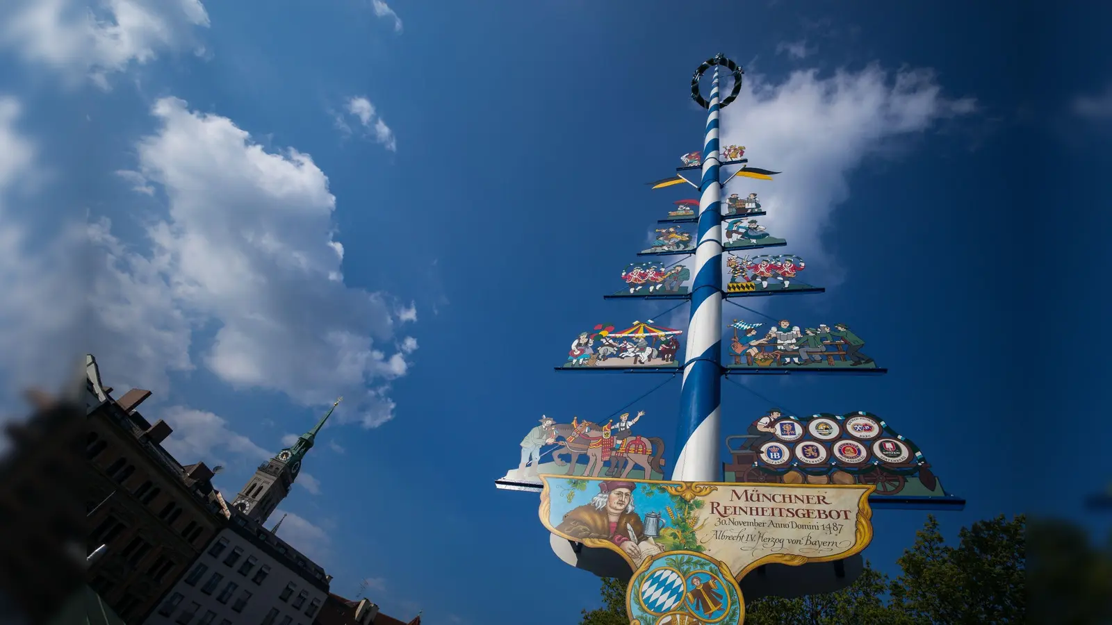 Auch dieses Jahr werden in Weiden und Umgebung zahlreiche Maibäume aufgestellt.  (Bild: Peter Kneffel/dpa)