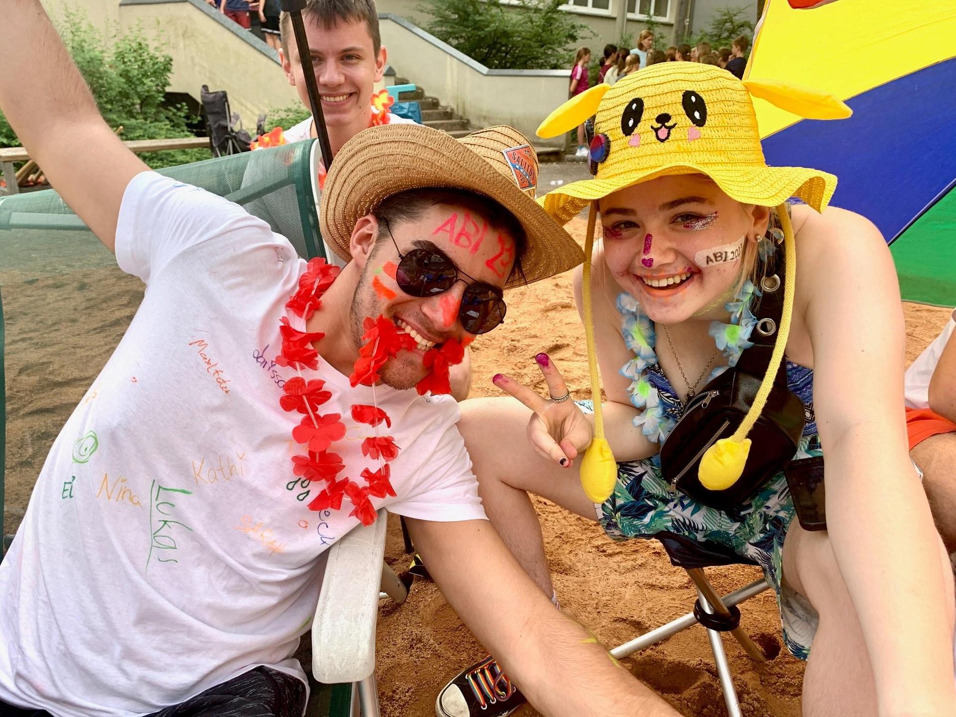 Die Schüler feiern eine Sommerparty beim Abiturstreich im Augustinus Gymnasium Weiden.  (Bild: Gabi Schönberger)