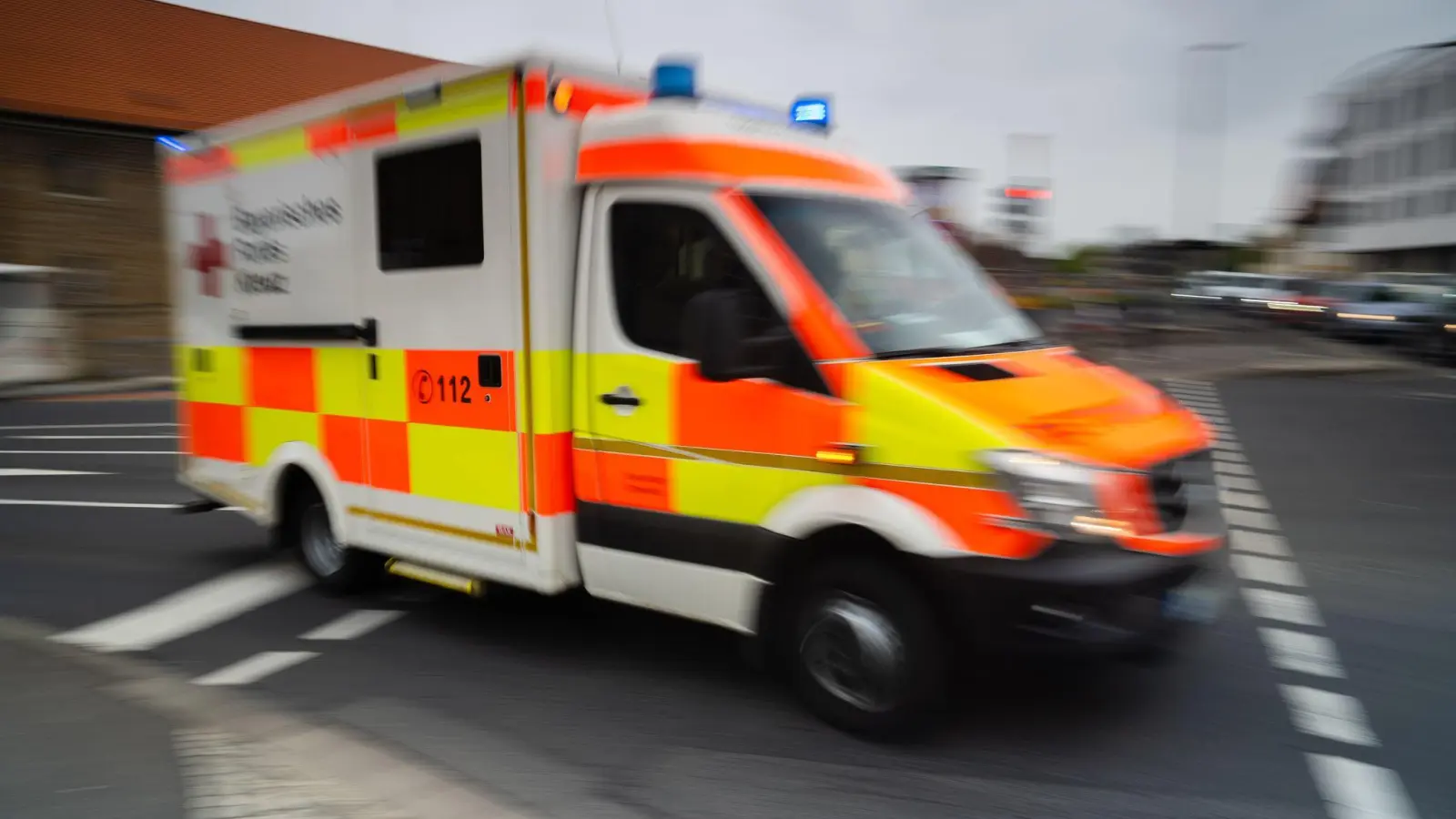 Zwei Frauen wurden bei einer Hochzeitsfeier durch eine Stichflamme verletzt. (Symbolbild) (Bild: Nicolas Armer/dpa)