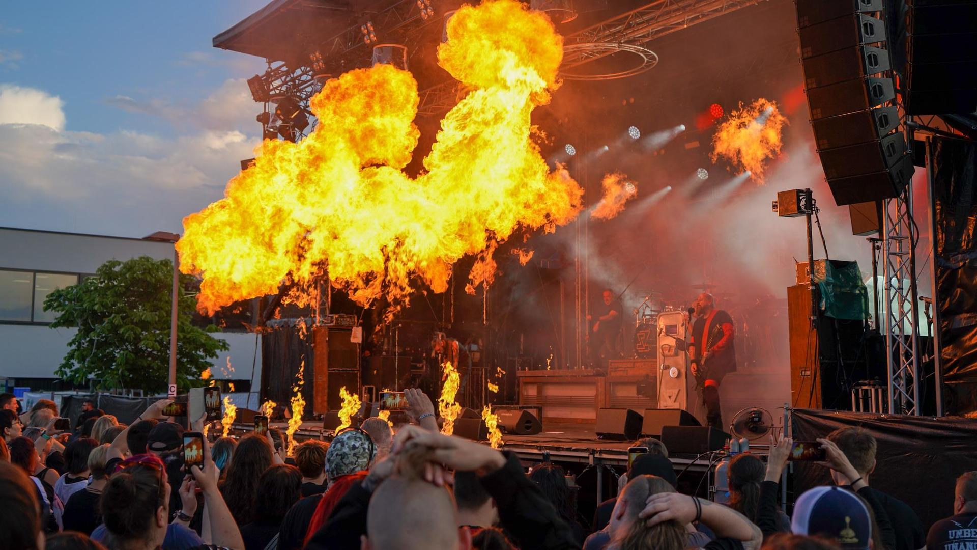 Die Rammstein-Coverband „Stahlzeit” heizt am dritten Tag des Campus Open Air dem Publikum ordentlich ein. (Bild: scm)