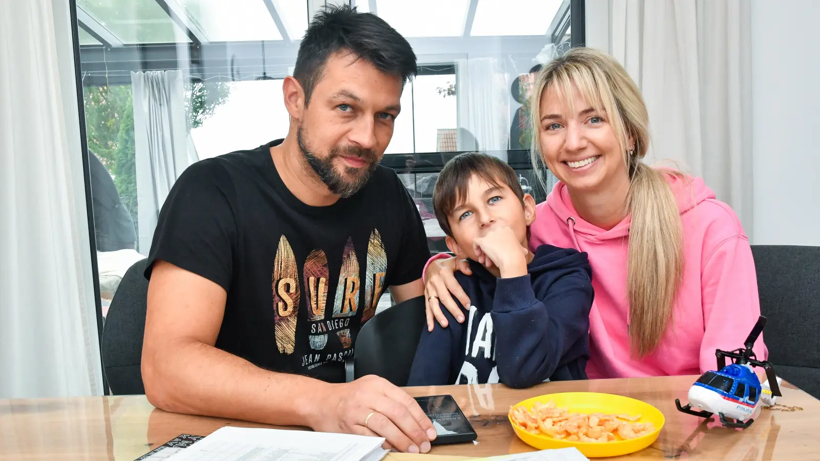 Familie Schuh aus Schäflohe: Links Papa Marco (45), Franz (6) und Mama Lisa (35). Xaver (9) fehlt, er ist gerade in der Schule. (Bild: Petra Hartl)