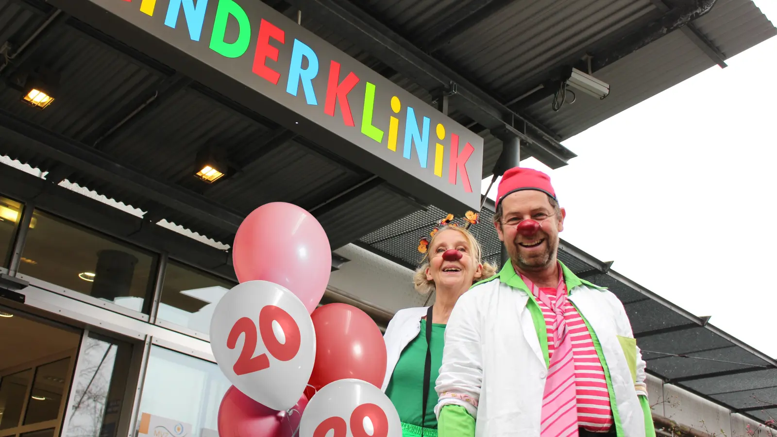 Die KlinikClowns kommen seit 20 Jahren in das Klinikum in Weiden. Ihre Besuche stärken die psychische und emotionale Verfassung der Kinder  (Bild: Michael Reindl)