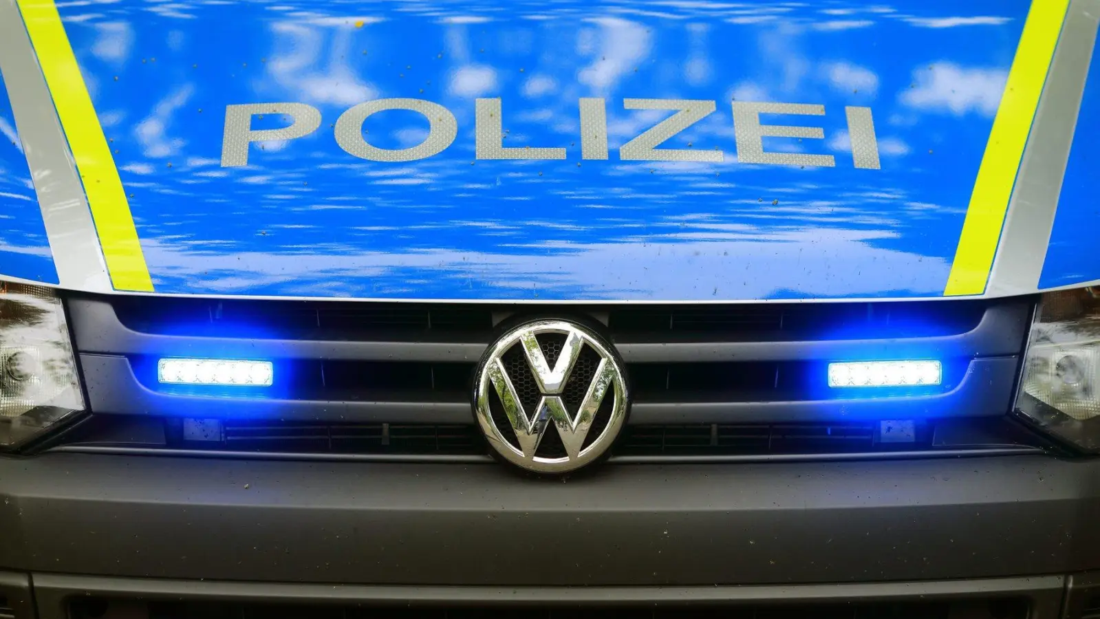 Die Polizei entdeckte auf der B470 einen schlafenden Mann im Auto.  (Symbolbild: Jens Wolf/dpa)