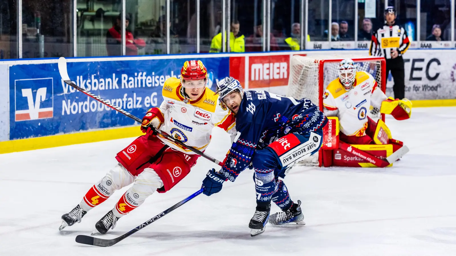 Luca Gläser (rechts) von den Blue Devils Weiden mit einem Tänzchen mit Sven Fischer (ESV Kaufbeuren). (Bild: Tobias Neubert)