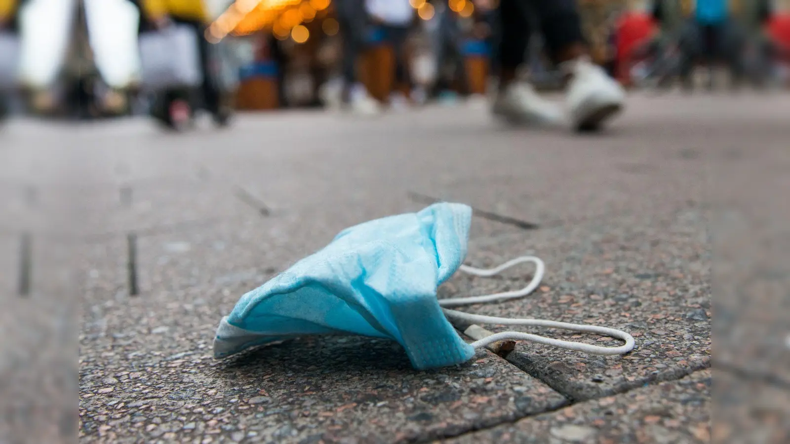 Corona-Schutzmasken werden im Alltag nicht mehr benötigt. (Bild: Daniel Bockwoldt/dpa)