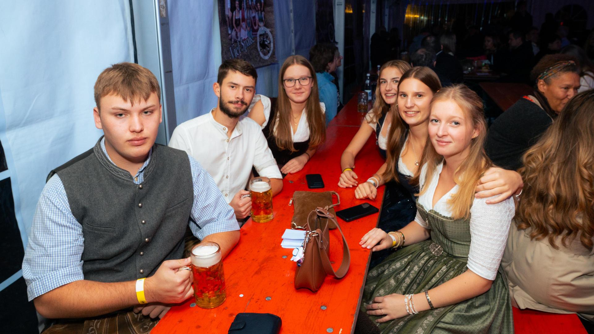 Szenen der Kirwaparty in Weiherhammer. (Bild: Hannes Stock)