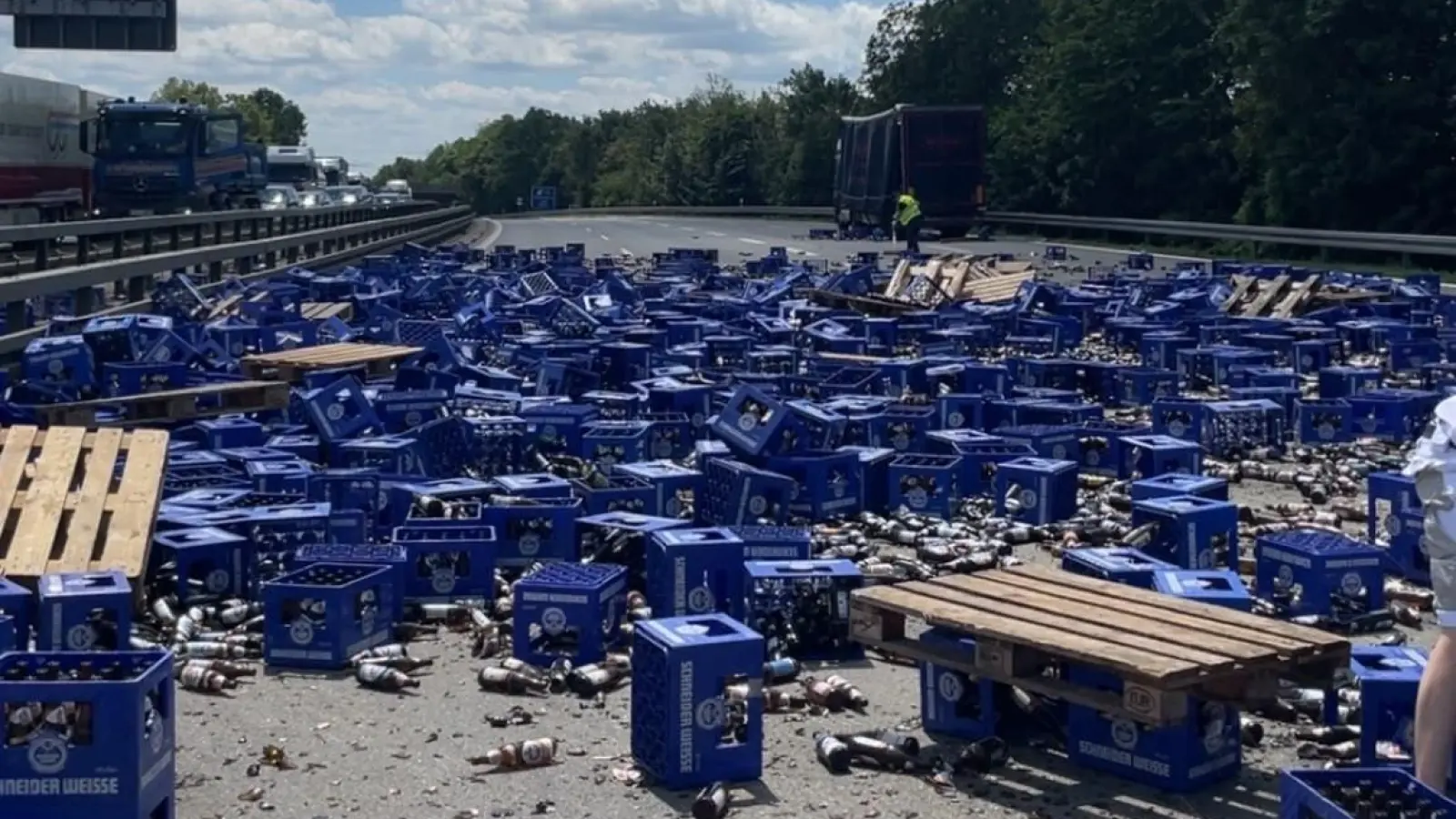 Ein Lkw hat am Autobahnkreuz Regensburg Richtung München eine Vielzahl von Bierkästen verloren.  (Bild: Polizei Regensburg)