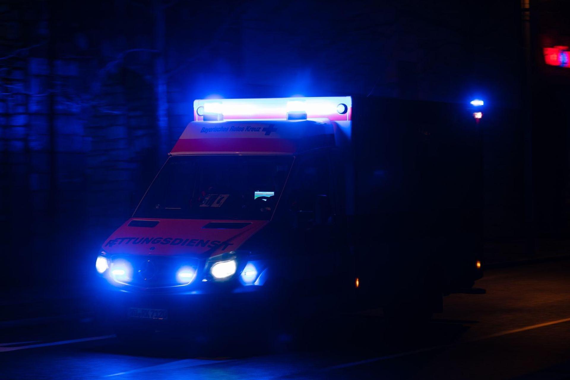 Zum Zeitpunkt des Unfalls war es noch dunkel. (Symbolbild) (Bild: Nicolas Armer/dpa)