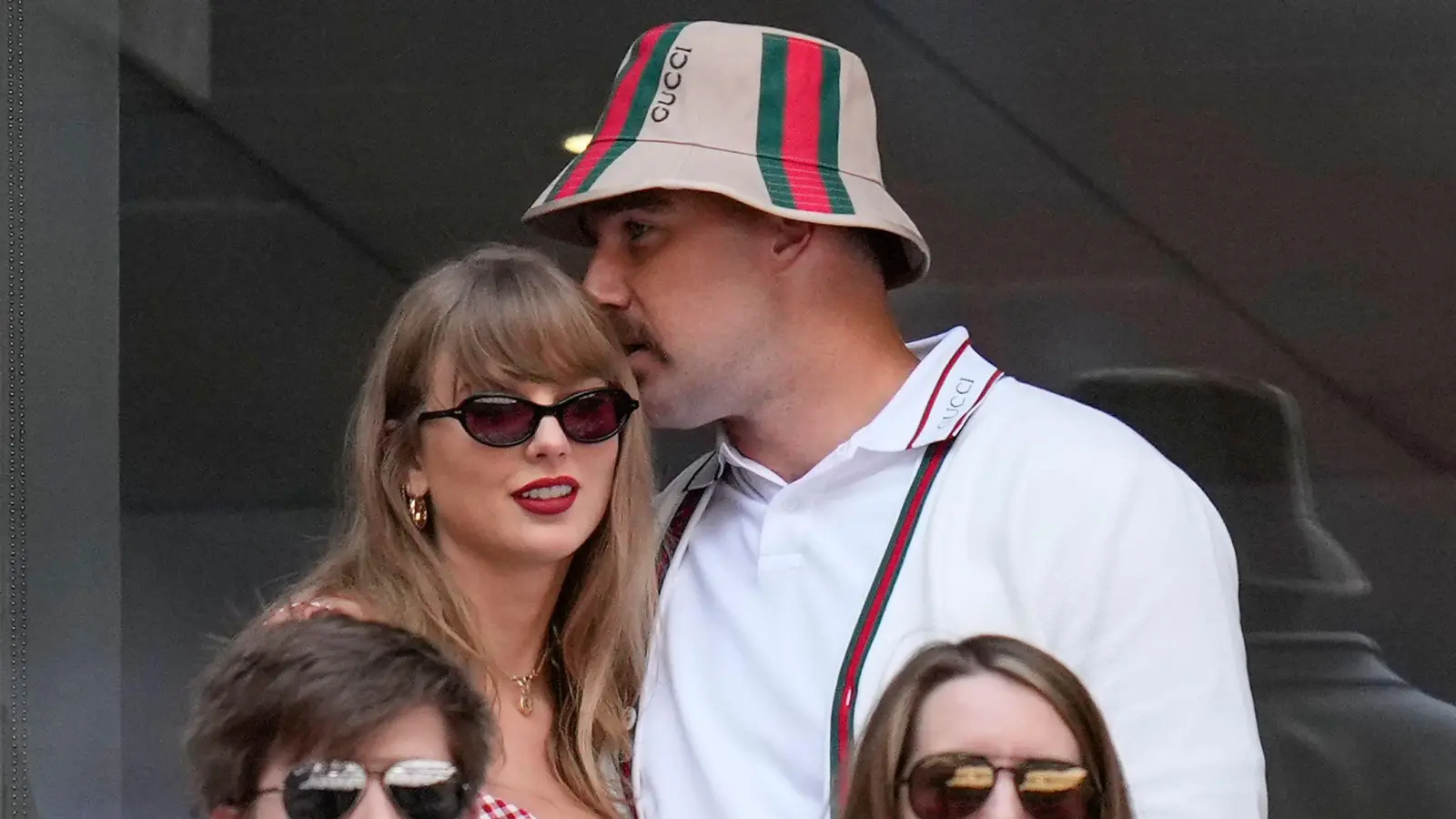 Football-Star Travis Kelce möchte Superstar Taylor Swift weiterhin so gut er kann den Rücken stärken. (Archivbild) (Bild: Kirsty Wigglesworth/AP/dpa)