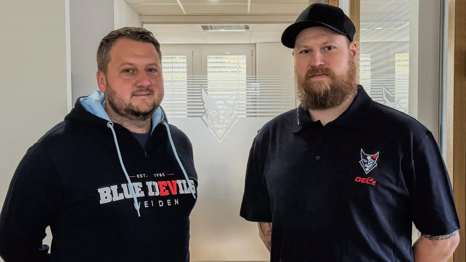 Ralf Herbst (rechts) ist neuer Geschäftsstellenleiter. Sebastian Schell verstärkt Sponsoring-Team der Blue Devils Weiden.  (Bild: Christian Kaminsky)