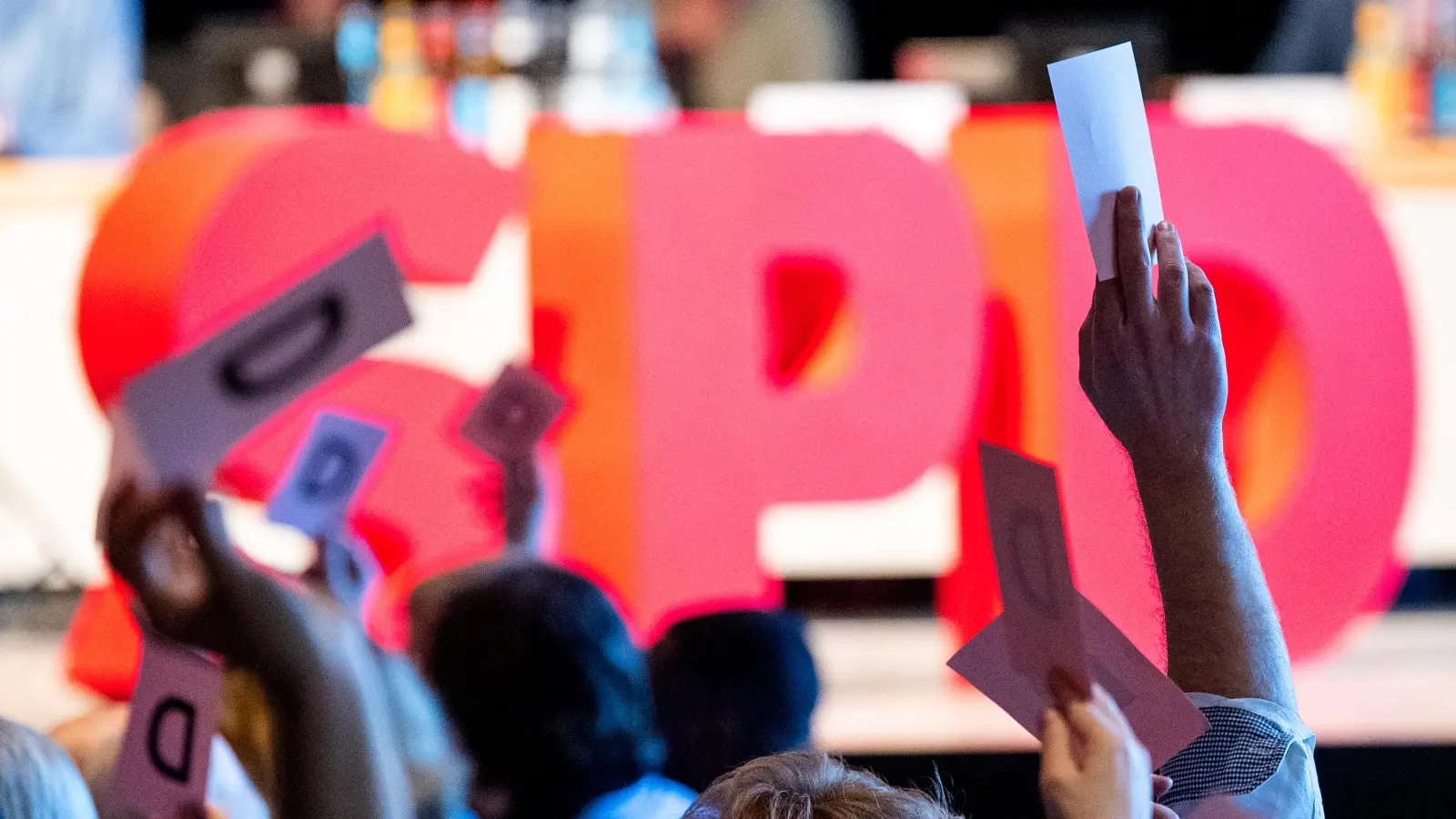 Stimmkarten werden während eines SPD-Parteitags hochgehalten. (Symbolbild: Daniel Bockwoldt /dpa)