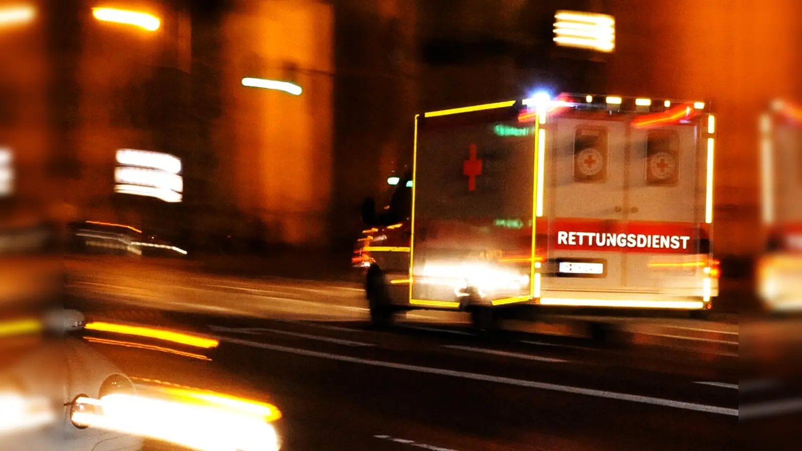 Ein Unfall mit einem Rettungswagen ereignete sich am Mittwoch auf der B 22. (Symbolbild: Nicolas Armer)