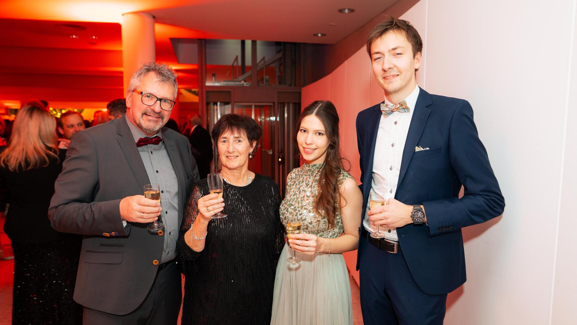 Am Samstag wurde es in der Weidener Max-Reger-Halle außergewöhnlich festlich. (Bild: Hannes Stock)