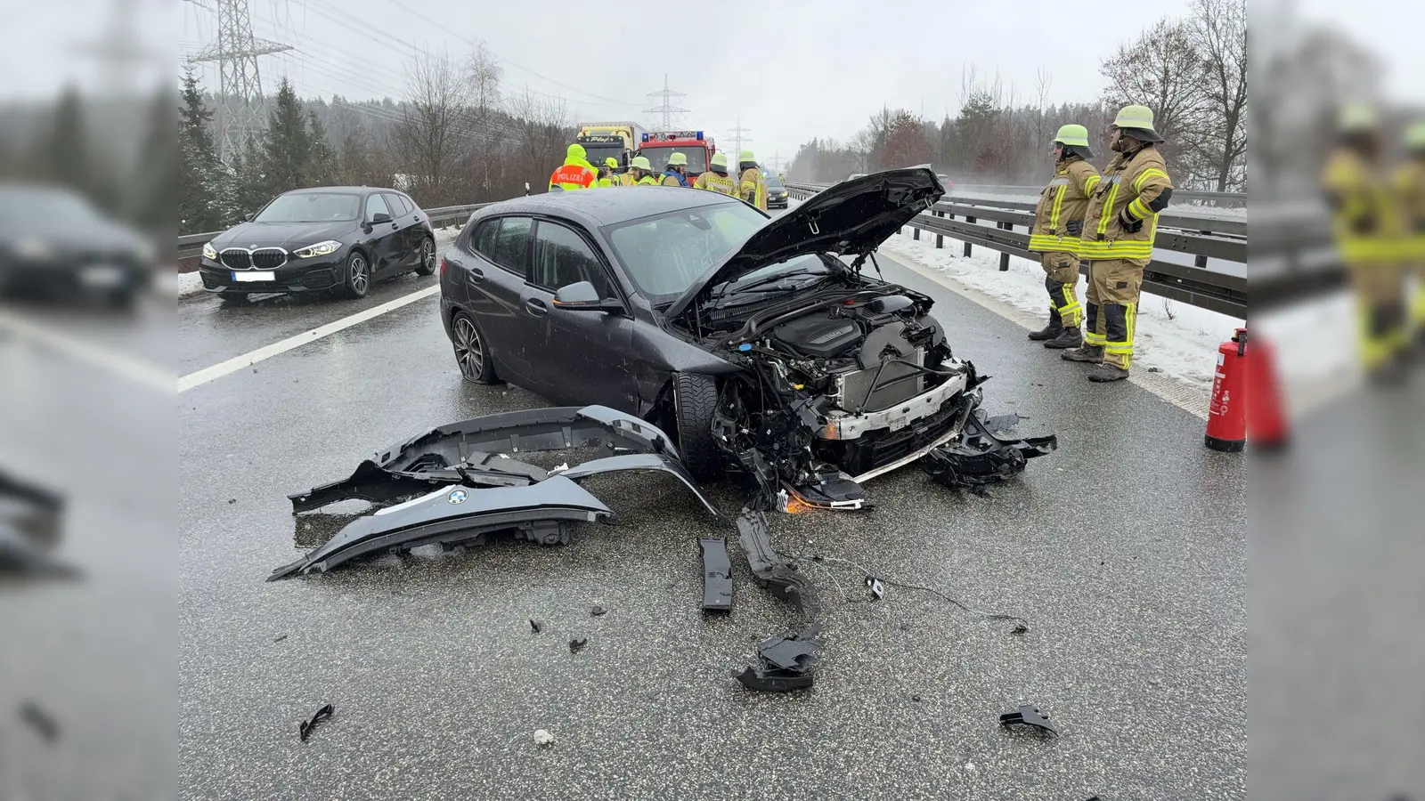 Eine von einem Anhänger herabgefallene Eisplatte führte am Freitag zu einem Unfall auf der A 93. (Bild: VPI Weiden)