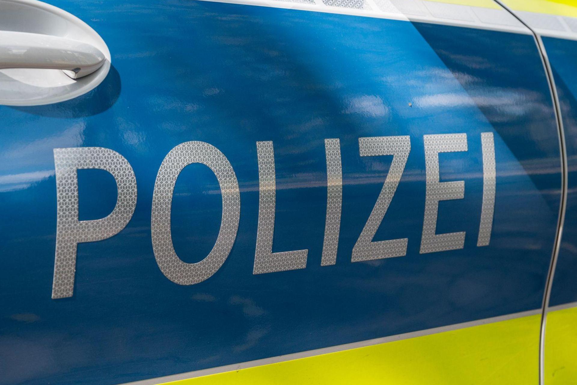 In Weiden stießen laut Polizei am Samstag eine Radfahrerin und ein E-Scooter-Fahrer zusammen. (Symbolbild: Daniel Vogl/dpa)