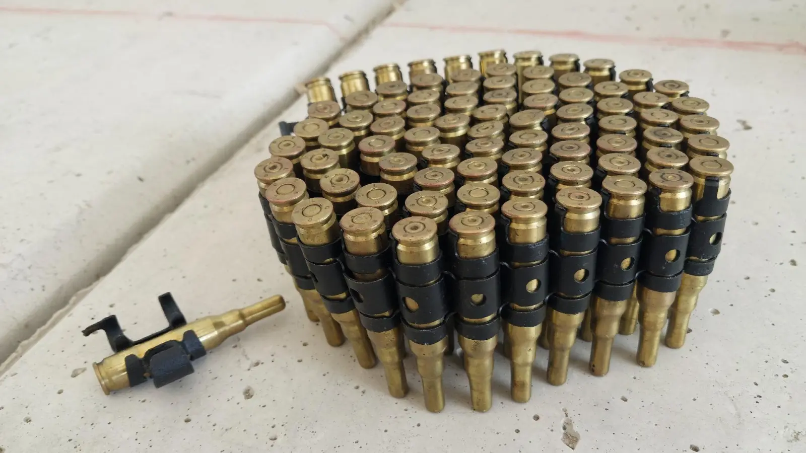 Drei Maschinengewehrgurte und eine Sturmgewehrattrappe befanden sich im Kofferraum des kontrollierten Fahrzeugs. (Bild: Bundespolizei)