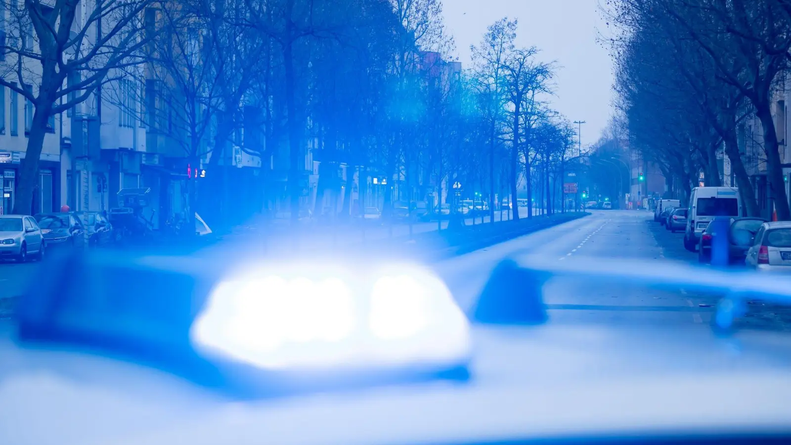 Am Donnerstag waren mehrere Einsatzkräfte der Polizei nahe der Weidener Kaserne im Einsatz.  (Symbolbild: Christoph Soeder/dpa)