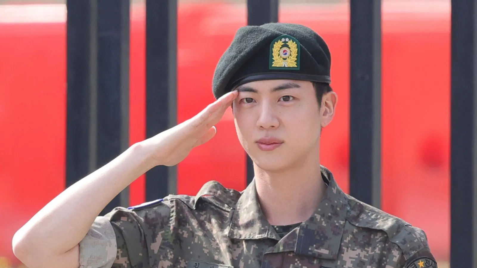 Ein letzter Salut: BTS-Jin hat seinen obligatorischen Militärdienst absolviert. (Bild: Uncredited/Yonhap/AP/dpa)