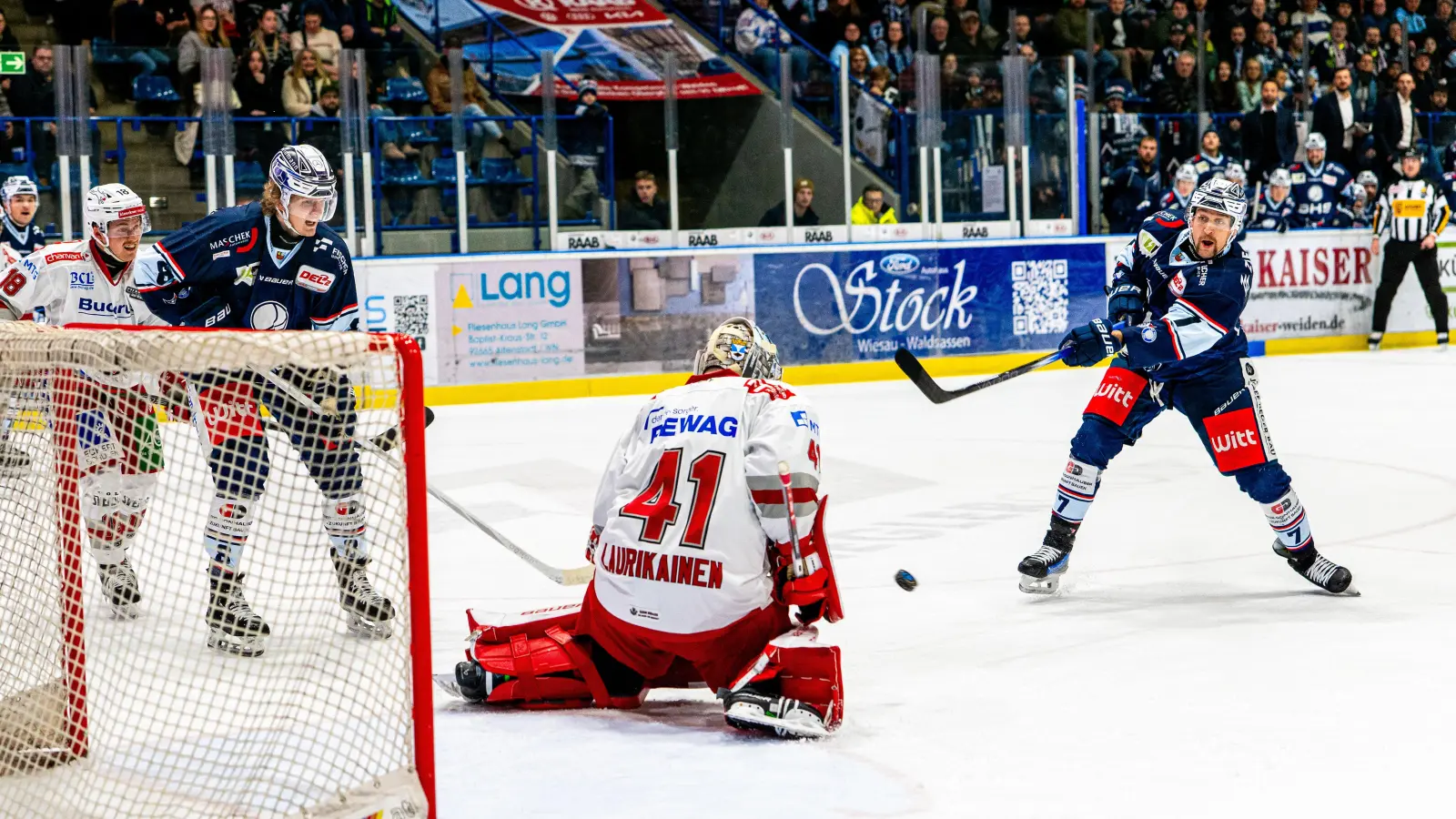 Devils-Stürmer Luca Gläser (rechts) scheitert in dieser Szene mit seinem Schuss am Regensburger Goalie Eetu Laurikainen. (Bild: Elke Englmaier)