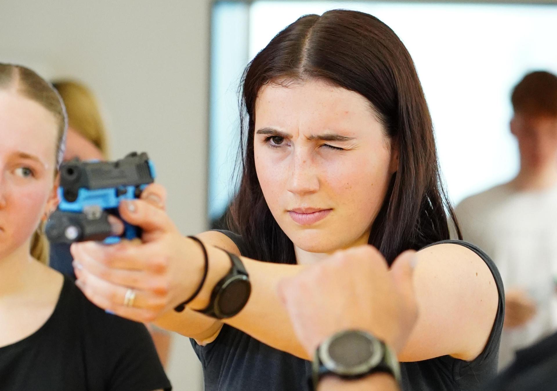 Einblicke in die Ausbildung bekommen die Teilnehmer beim Aktionstag der Bereitschaftspolizei in Nabburg. (Bild: Nikolai Huber, PP Oberpfalz/exb)