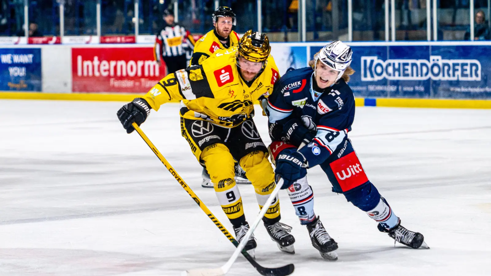 Neal Samanski (rechts), der Torschütze der Blue Devils Weiden zum zwischenzeitlichen 1:1, im Duell mit Ex-Nationalspieler Marcel Müller.  (Bild: Elke Englmaier)